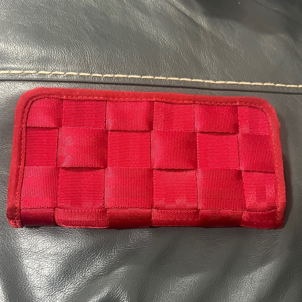 Classic Harvey’s Seatbelt bag wallet in red